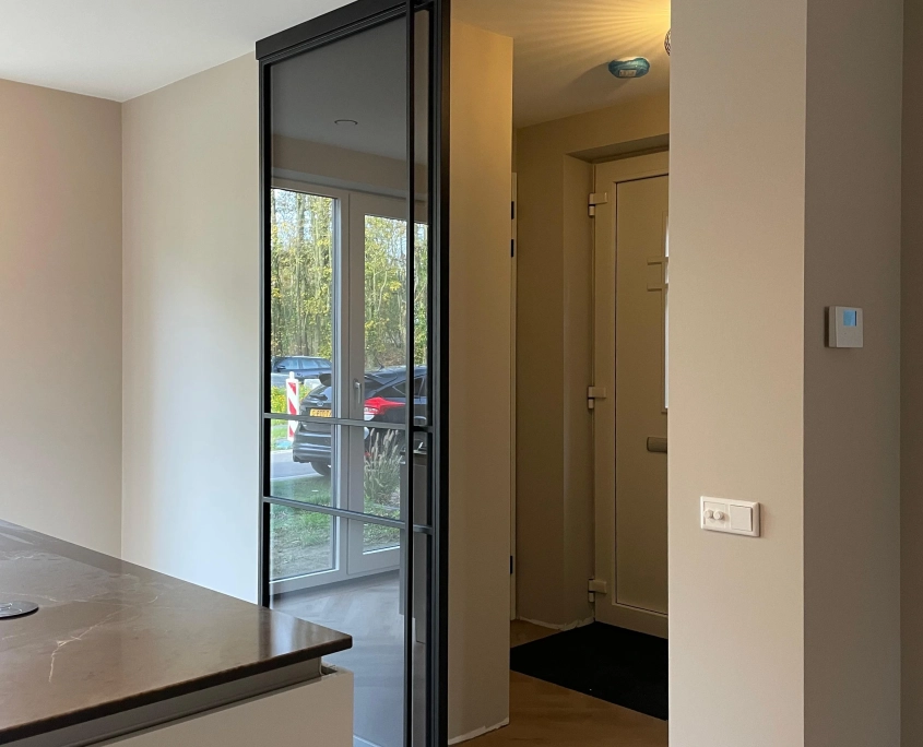 Stalen deur Hengelo als schuifdeur met rookglas