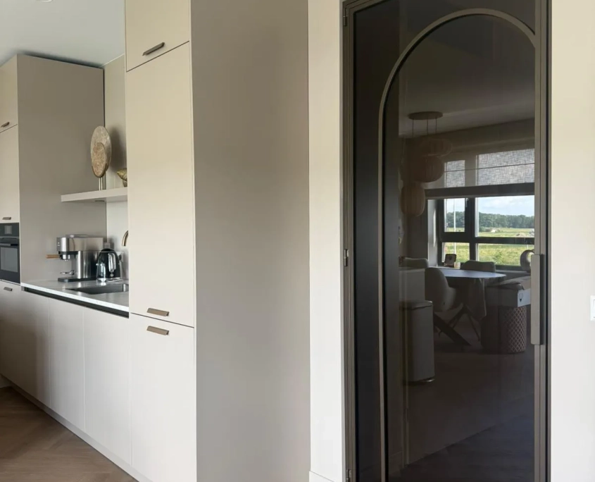 Stalen deur bloemendaal met bronsglas - scharnierdeur - keuken Stalen deur bloemendaal met bronsglas - scharnierdeur - keuken