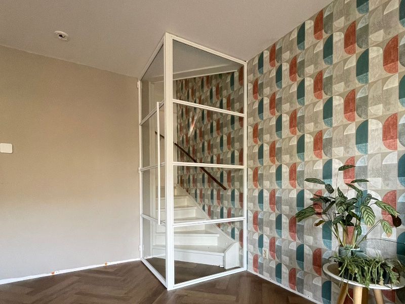 Witte stalen deur met glazen witte wand