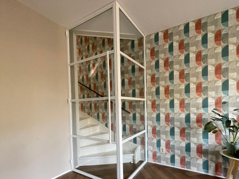 Witte stalen deur met glazen witte wand