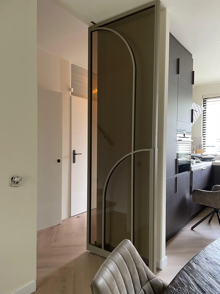 Stalen deur met gebogen vormen en brons glas