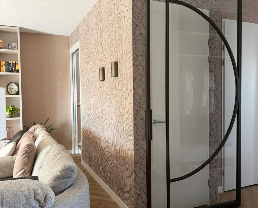 Enkele stalen deur Eijsden met doorzichtig veiligheidsglas