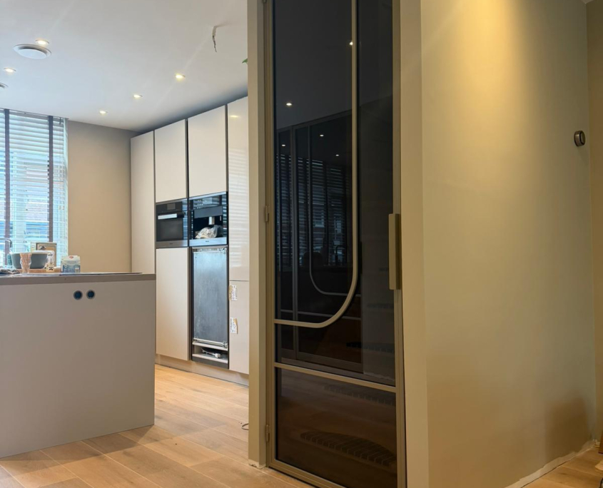 Enkele stalen binnendeur Rhoon met rookglas
